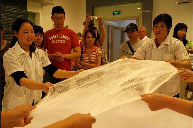 Производство шелкового одеяла китайскими мастерами